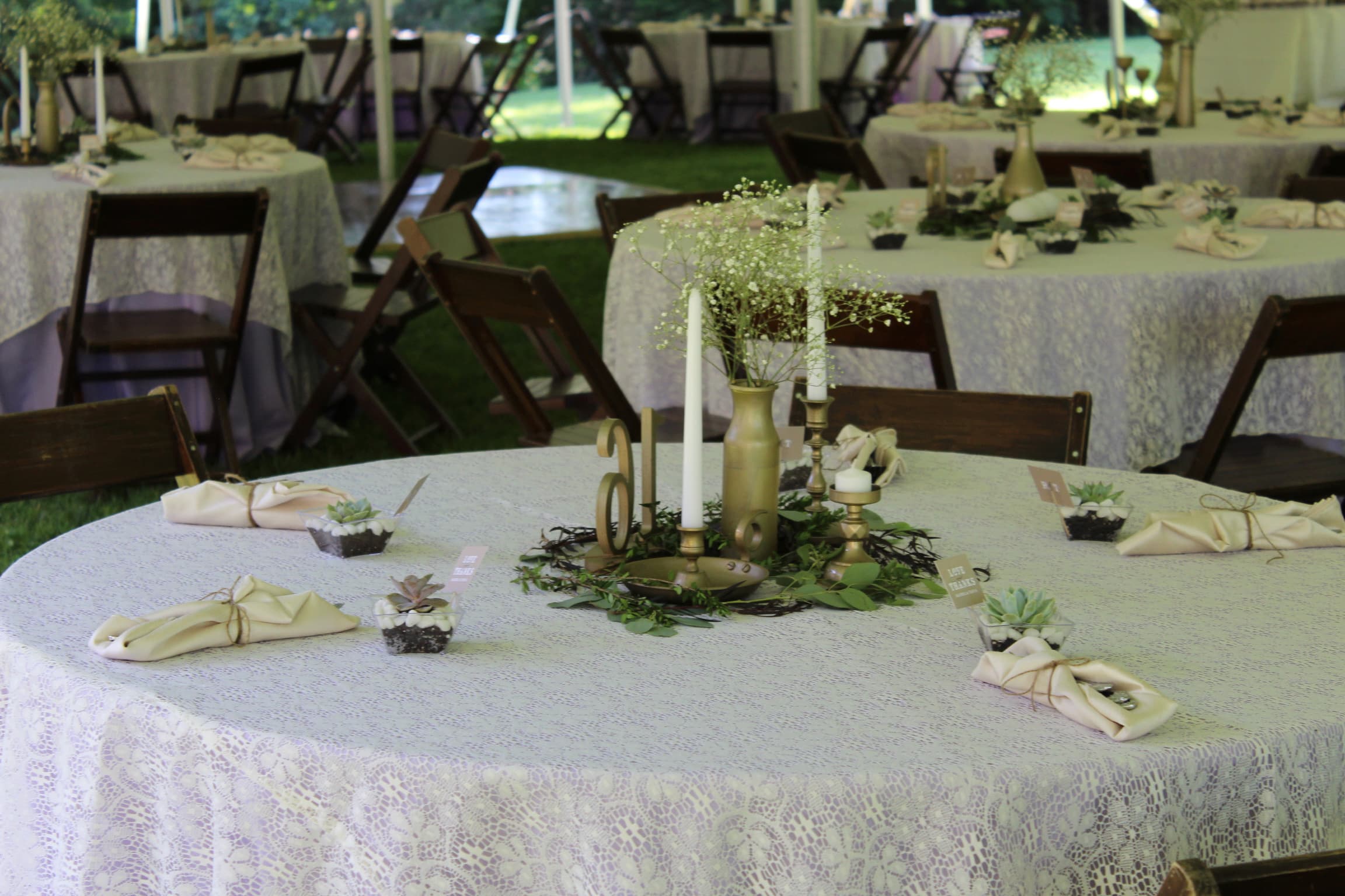 Elegant outdoor seated dinner at Ridgeway estate